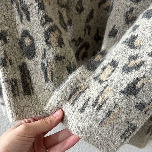 Easel Leopard Print Crewneck Sweater size Large - Picture 3 of 4